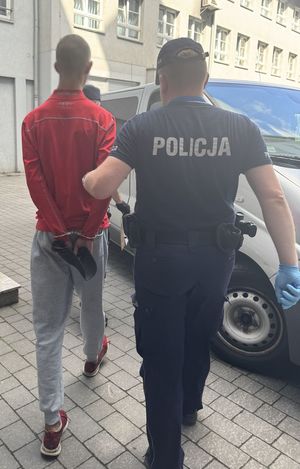 Policjanci i zatrzymany mężczyzna