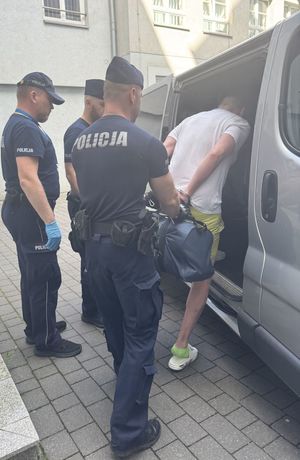 Policjanci i zatrzymany mężczyzna