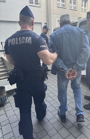 Policjanci i zatrzymany mężczyzna