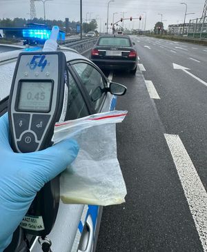 Radiowóz, pojazd zatrzymany do kontroli, alkomat i zabezpieczone narkotyki