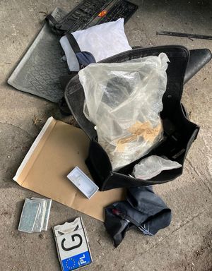 Zabezpieczone narkotyki i tablica rejestracyjna