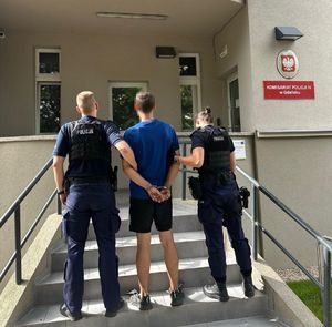 Policjanci i zatrzymany mężczyzna