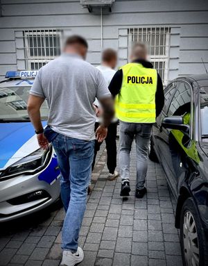 Policjanci i zatrzymany mężczyzna