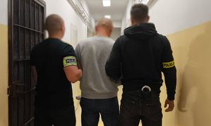 Policjanci i zatrzymany mężczyzna