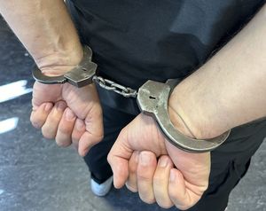 Kajdanki założone na rękach z tyłu