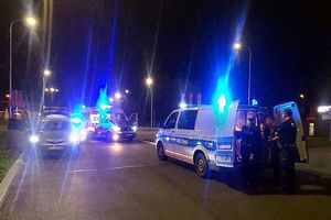 Radiowozy i pojazd zatrzymany do kontroli
