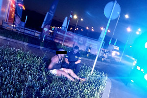 Policjant i zatrzymany mężczyzna