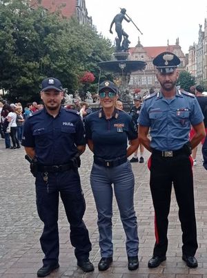 Polski policjant i włoscy policjanci