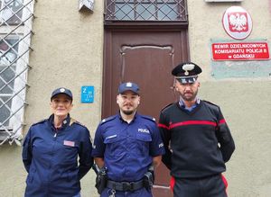 Polski policjant i włoscy policjanci