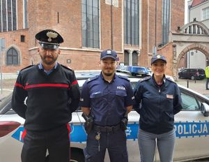 Polski policjant i włoscy policjanci