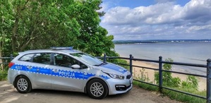 Radiowóz na tle plaży