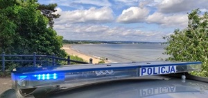 Radiowóz na tle plaży