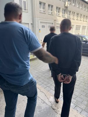 Policjanci i zatrzymany mężczyzna