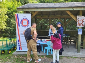 Policjantka na stoisku edukacyjnym
