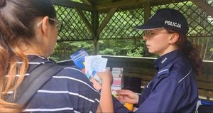 Policjantka na stoisku edukacyjnym