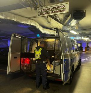 Policjant i zatrzymany mężczyzna w radiowozie