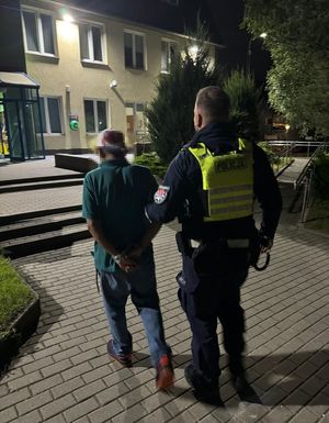 Policjant i zatrzymany mężczyzna