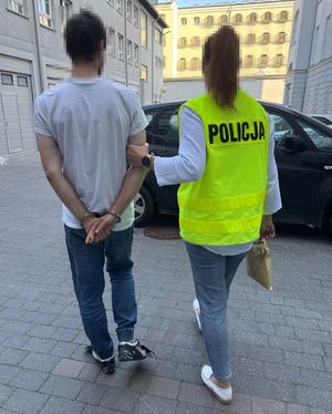 Policjantka i zatrzymany męzczyzna