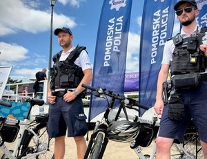 Policjanci umundurowani