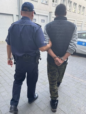 Policjant i zatrzymany mężczyzna
