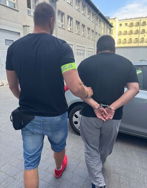 Policjant i zatrzymany mężczyzna