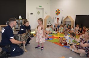 Policjanci na spotkaniu z dziećmi