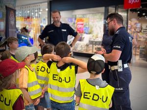 Policjanci prowadzą spotkanie profilaktyczne z dziećmi