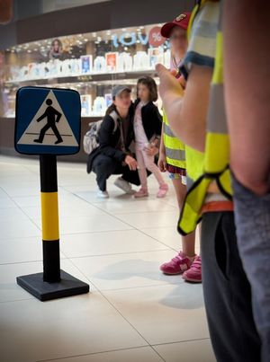 Policjanci prowadzą spotkanie profilaktyczne z dziećmi