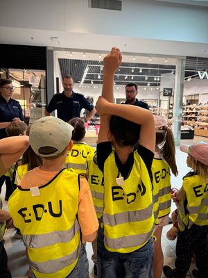 Policjanci prowadzą spotkanie profilaktyczne z dziećmi
