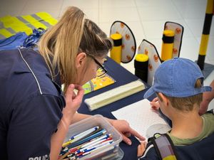 Policjanci prowadzą spotkanie profilaktyczne z dziećmi