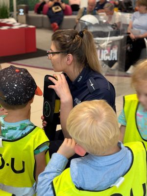 Policjanci prowadzą spotkanie profilaktyczne z dziećmi