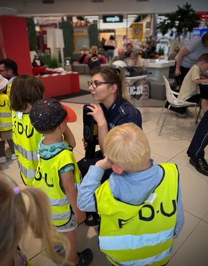 Policjanci prowadzą spotkanie profilaktyczne z dziećmi