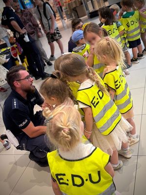 Policjanci prowadzą spotkanie profilaktyczne z dziećmi