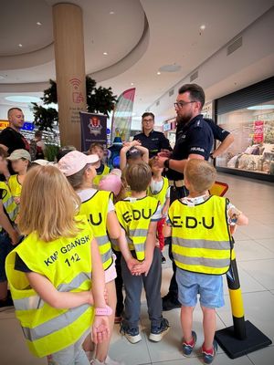 Policjanci prowadzą spotkanie profilaktyczne z dziećmi