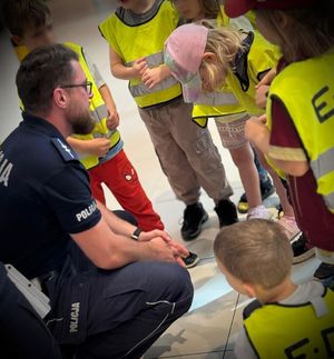 Policjanci prowadzą spotkanie profilaktyczne z dziećmi