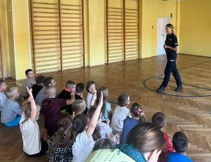 Policjantka na spotkaniu z dziećmi