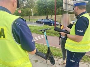 Policjanci kontrolują kierującego hulajnogą