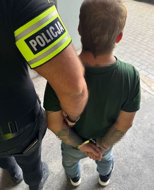 Policjant i zatrzymany mężczyzna