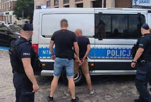 Policjanci i zatrzymany mężczyzna