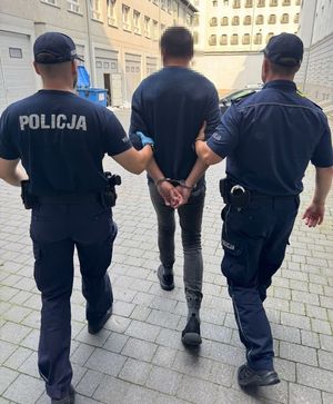 Policjanci i zatrzymany mężczyzna