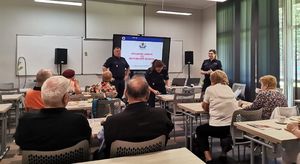Policjanci na spotkaniu z seniorami