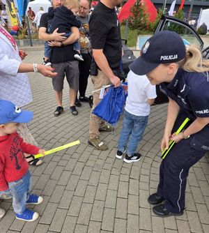 Policjanci na spotkaniu z mieszkańcami i dziećmi