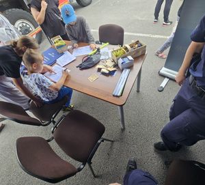 Policjanci na spotkaniu z mieszkańcami i dziećmi