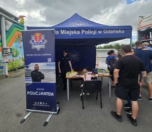Policjanci na spotkaniu z mieszkańcami i dziećmi