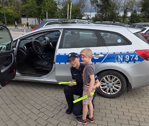 Policjanci na spotkaniu z mieszkańcami i dziećmi