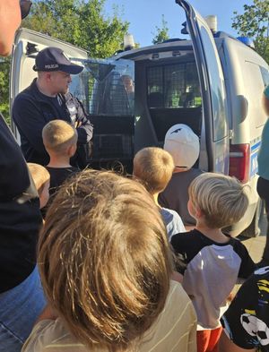 Policjanci na spotkaniu z  dziećmi