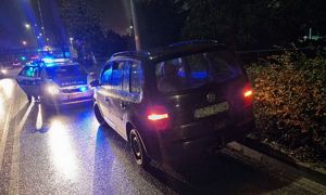 Pojazd zatrzymany do kontroli i radiowóz