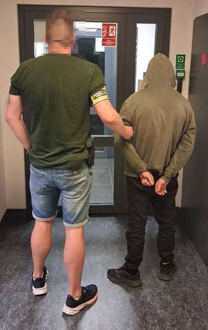 Policjant i zatrzymany mężczyzna