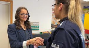 Policjantka wita się z nauczycielem