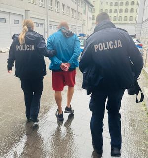 Policjanci i zatrzymany mężczyzna